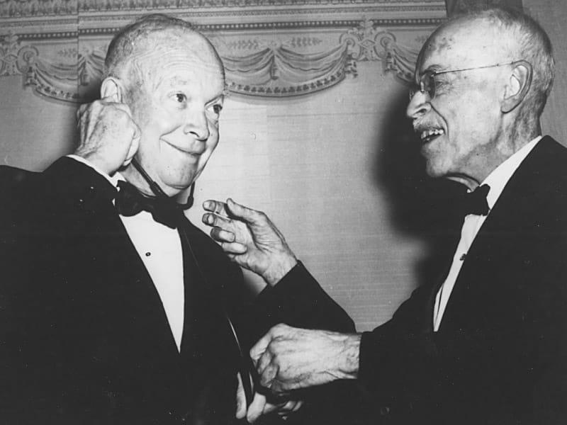德怀特·D总统. 艾森豪威尔用听诊器来听医生的心脏. 保罗·达德利·怀特，他曾治疗过他的心脏病. (美国心脏协会)