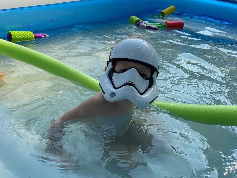 摩根夫妇最近买了一个小型充气游泳池和一个泡沫面，给贝克汉姆上游泳课. (Photo courtesy of Tyler Morgan) 